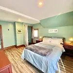 Cozy Suite-Walk To The Falls!